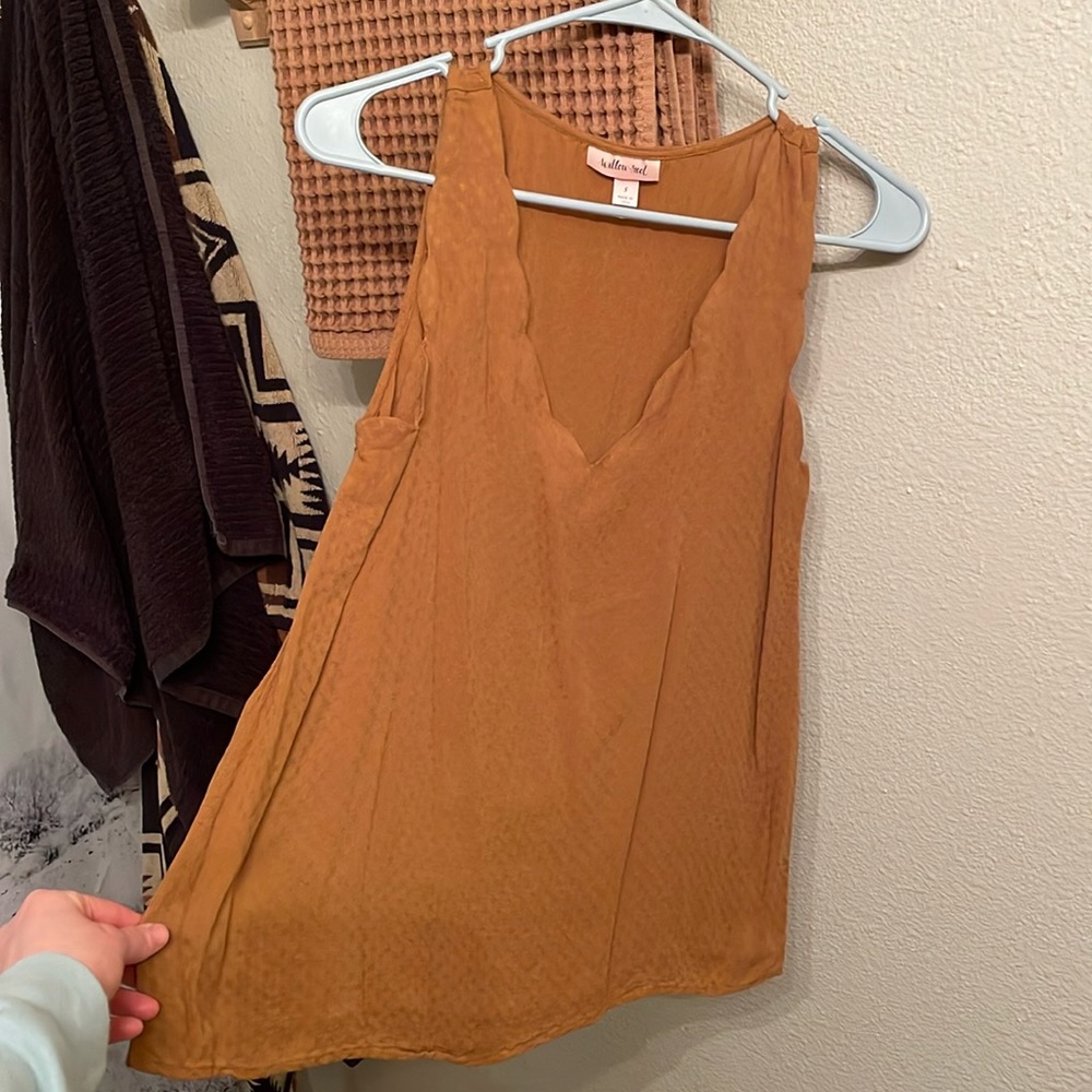 Scalloped tank